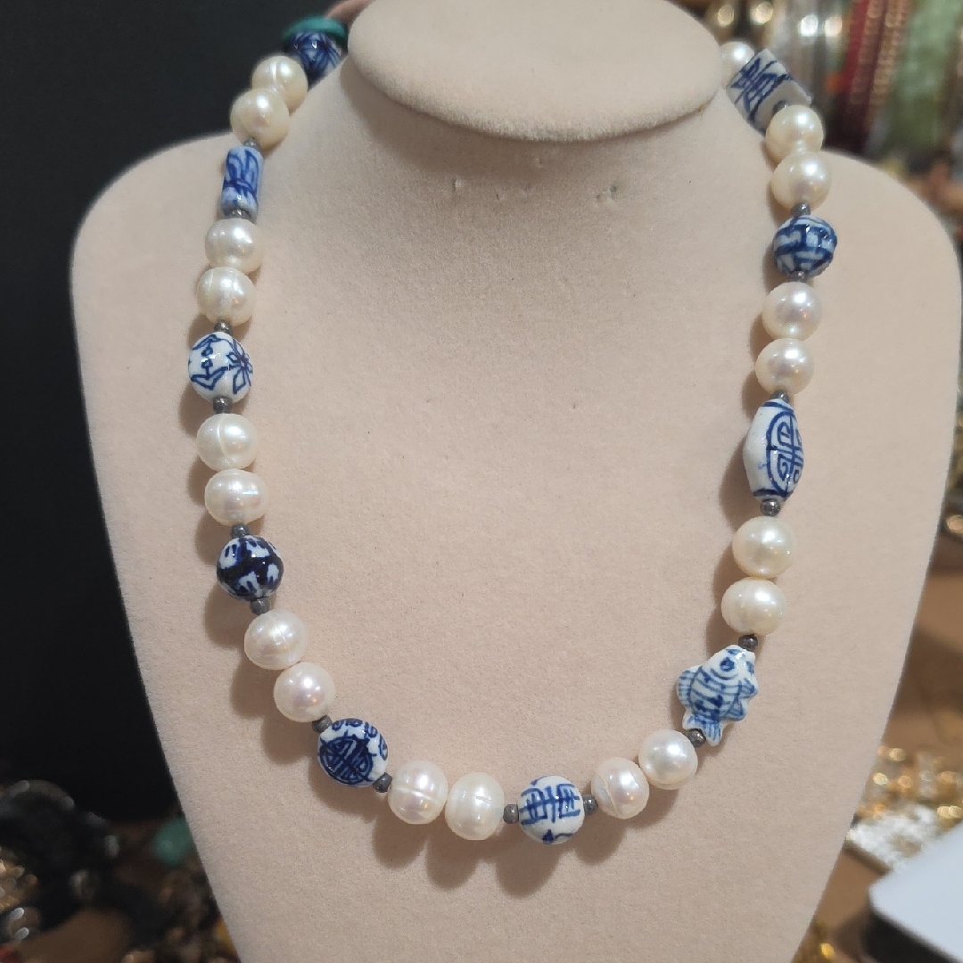 Elegant Blue And Pearl Necklace 70$